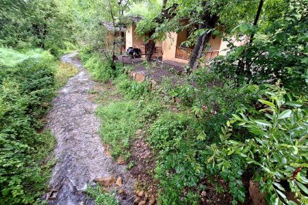 کلبه کاهگلی کنار رودخانه در کندلوس