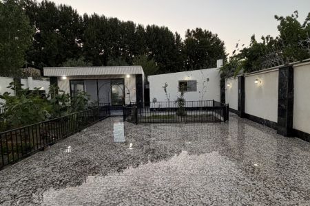 ویلا استخردار در باغ بهادران