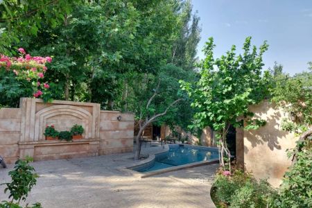 ویلا استخردار در باغ بهادران - صادق آباد