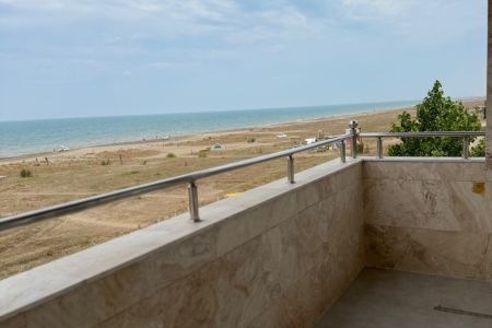 شقة مطلة على البحر في بندر أنزلي - الطابق الأول أو الثاني