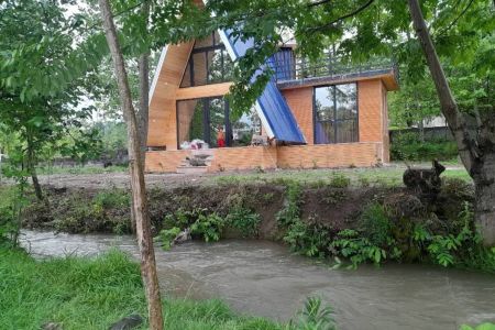 کلبه سوئیسی کنار رود در شاندرمن - چاله سرا