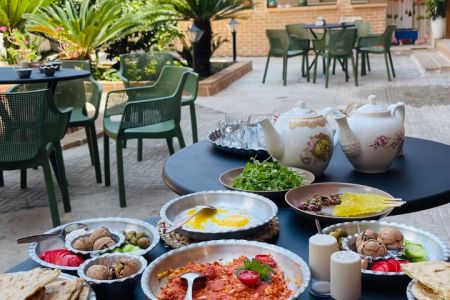 هتل سنتی در میدان شهرداری رشت - توئین ۱