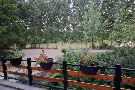 کلبه چوبی کنار دریاچه صارم در ایزدشهر