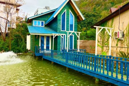 کلبه چوبی روی برکه در رامسر - سفید تمشک
