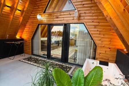 کلبه سوئیسی جکوزی دار در خرم آباد تنکابن