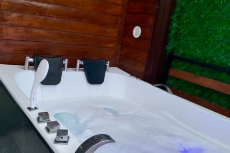 کلبه سوئیسی با جکوزی کنار رودخانه در بابلکنار