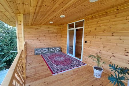 کلبه چوبی نزدیک جنگل گیسوم - لطین