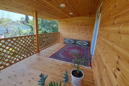 کلبه چوبی نزدیک جنگل گیسوم - لطین