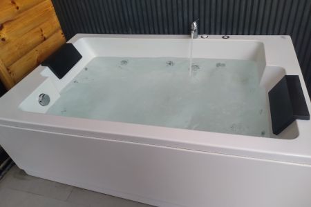 کلبه سوئیسی جکوزی دار در خرم آباد تنکابن