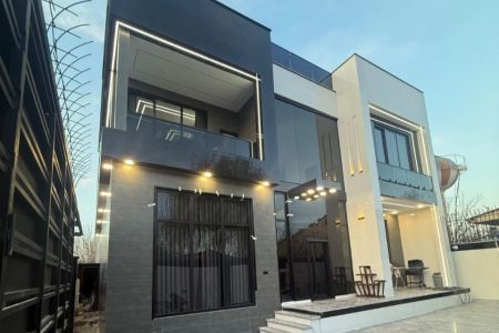 ویلا دوبلکس استخردار چهارخوابه در چهارباغ