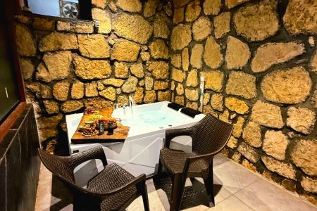 Wooden cabin with jacuzzi in Kebriyakola