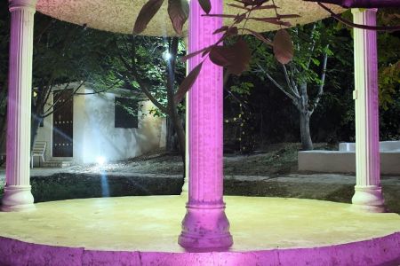 سوئیت با حیاط دلباز در ازنا - دربند