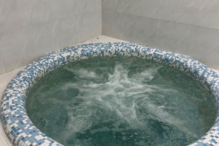 خانه با استخر و جکوزی در خرم آباد - کراجوبکنار