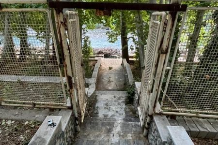 ویلا باغ دوبلکس کنار زاینده رود در باغ بهادران