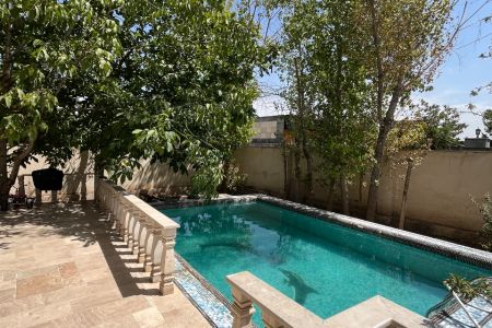 ویلا دوبلکس استخردار در چهارباغ - زعفرانیه