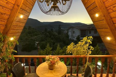 کلبه سوئیسی با تراس و آتشدان در چلاسر