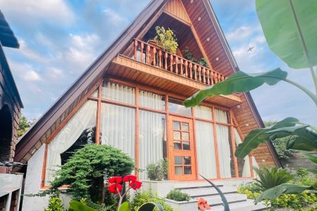 کلبه سوئیسی با تراس و آتشدان در چلاسر