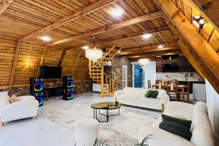 کلبه سوئیسی با تراس و آتشدان در چلاسر