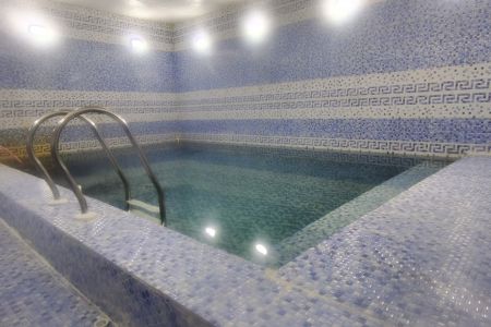 هتل آپارتمان با استخرسانسی در آبگرم - ۴تخته