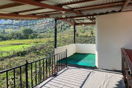 خانه دو طبقه کنار باغ کیوی در تالش - سراگاه