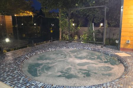 کلبه سوئیسی با جکوزی در چمستان - آهودشت