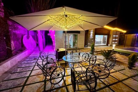 ویلا استخردار در چهارباغ - بهکام ناز