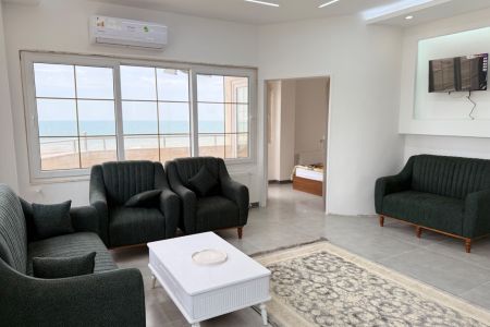 شقة مطلة على البحر في بندر أنزلي - الطابق الأول أو الثاني