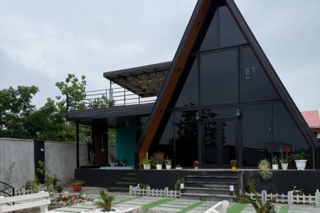 کلبه سوئیسی با حوضچه نزدیک ساحل سنگاچین