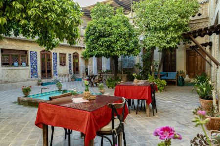 بوتیک هتل در خیابان زند شیراز - نسیم