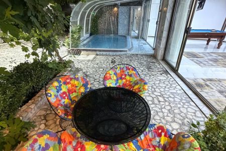 ویلا استخردار در باغ بهادران