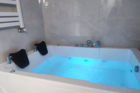 کلبه‌سوئیسی با جکوزی در بلوار امام‌رضا چالوس