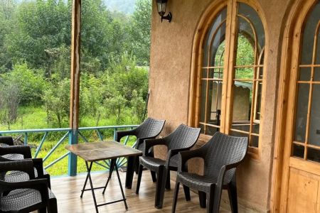 کلبه جنگلی با معماری کاهگلی در بالا لاسک