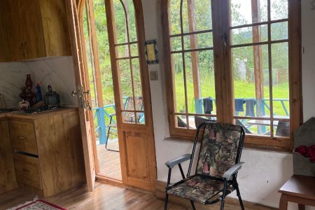 کلبه جنگلی با معماری کاهگلی در بالا لاسک