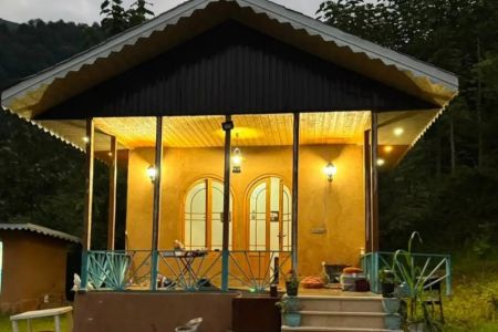 کلبه جنگلی با معماری کاهگلی در بالا لاسک