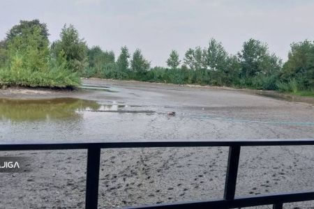 کلبه چوبی کنار دریاچه در ابولحسن‌آباد سرخرود
