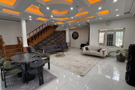 ویلا دوبلکس استخردار در چهارباغ - زعفرانیه