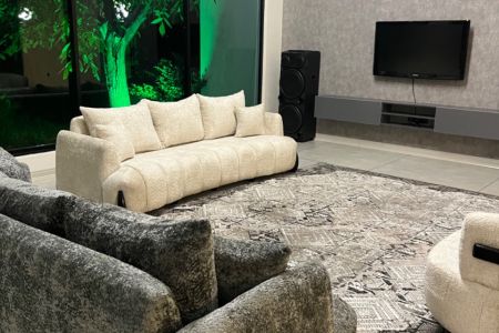 ویلا استخردار با نما شیشه ای در ساوجبلاغ