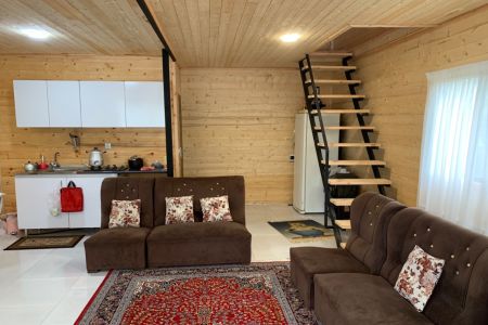 کلبه چوبی روبه آبگیر در چمخاله