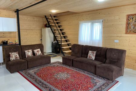 کلبه چوبی روبه آبگیر در چمخاله