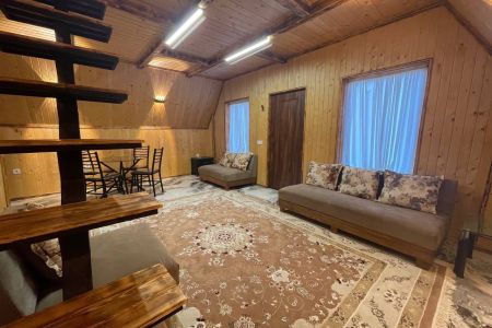 کلبه سوئیسی نزدیک جنگل در محمودآباد