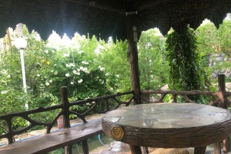 ویلا استخردار نزدیک زاینده رود در باغ بهادران