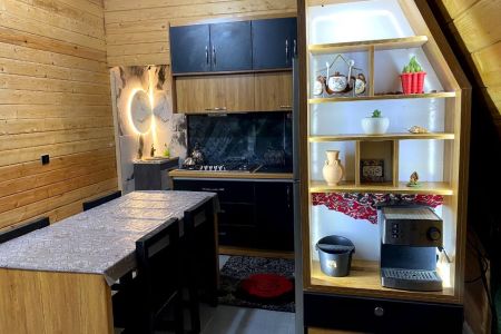 کلبه سوئیسی با تراس دلباز در ماسال - میله سرا