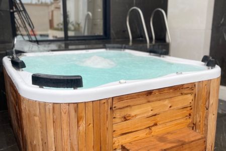 کلبه سوئیسی جکوزی دار در مهدشت ساری