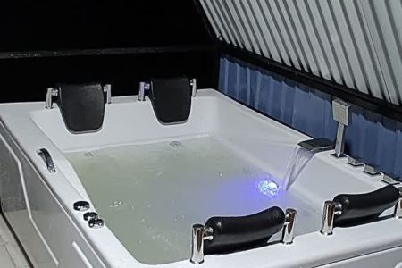 کلبه سوئیسی با جکوزی در میان بر گوراب زرمیخ
