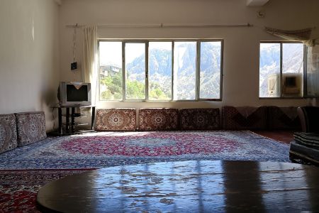 خانه رو به کوهستان در اورامان تخت