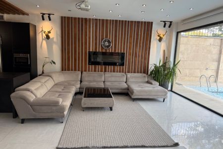 ویلا و کلبه چوبی با استخر و جکوزی در لشگرآباد