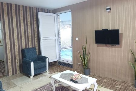 خانه استخردار با زمین فوتبال در چوکام
