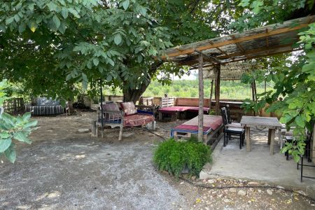 کلبه درختی با نمای سنگی در دارابکلا میاندورود