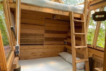 کلبه درختی با نمای سنگی در دارابکلا میاندورود