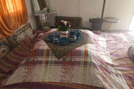 کلبه با باغی دلباز کنار آبشار گیسو - نراق دلیجان